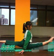 国内体操小队员基本功训练!还是很辛苦的哦!