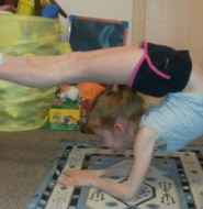 小妹妹270度超级劈叉柔术训练,不得不佩服了!【7P】