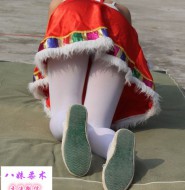 穿着红裙白丝的舞蹈小女孩,野外秀给你看!!【8P】