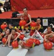 可爱的小精灵穿白丝袜跳完舞蹈后,集体拍照留念!【5P】