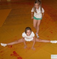 小姑娘练着练着就开心的笑了!【5P】