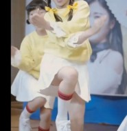 来点新鲜的:韩国萝莉美少女,长筒袜,短裙美腿!样样都能入你法眼!12部打包!