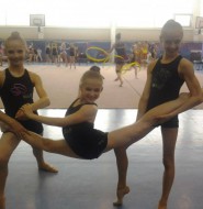 小萝莉练功也不忘摆拍!哈哈!