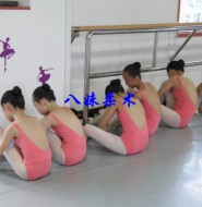 绝美的露背装少女萝莉练习舞蹈!【14P】