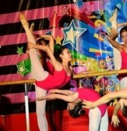 漂亮的小女孩为你展示优美的身姿!【7P】