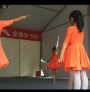 视频:高清实拍小萝莉穿白袜舞蹈彩排后台花絮第一季!