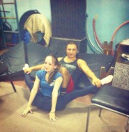 杂技团美女被动柔术训练照片