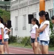 在线视频:萝莉短牛仔白美腿!完美经典的搭配~