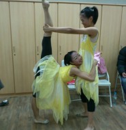 演出前的小女孩掰腿,看这表情,很痛苦啊!【5P】