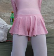 实拍萝莉在户外穿白裤袜练习舞蹈动作!感觉棒棒的!第一季!【12P】