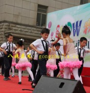 小姑娘卖力表演!【13P】