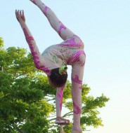 小女孩杂技高手,单手就能立起来!你能吗?