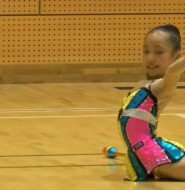 视频:哥哥落花有意,妹妹的动作却如行云流水!