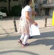 某网友街拍白裤袜!一道靓丽的风景线?【36P】