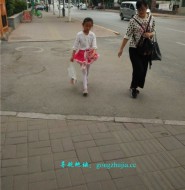 街拍穿白裤袜的小萝莉!【10P】