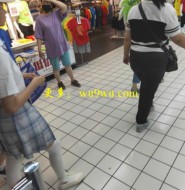 穿长筒白袜JK裙的小萝莉陪妈妈逛超市!【23P】