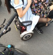 网友闲的无聊拍摄电瓶车上的黑袜妹妹!【21P】