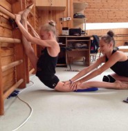 小萝莉展示接近270度的超级大劈叉,老夫服了!【6P】