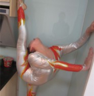 好幸福,少女在家穿紧身衣表演柔术给你看!【52P】