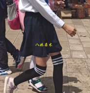 出售套图:某网友无聊拍摄的学校白袜妹妹!【98P】