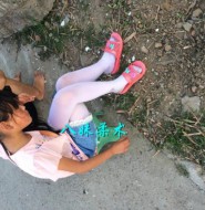 实拍农村里面的小姑娘,白裤袜配拖鞋!这很农村。。。哈哈!【30P】