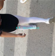 出售套图:闲的蛋疼的网友,高清拍摄大街上的白袜小萝莉!【85P】