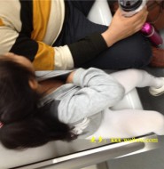 网友也是人才,地铁上活捉一只白袜小精灵?哈哈!【50P】