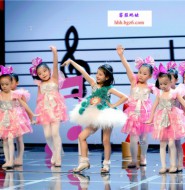 出售套图:精致的大城市萝莉女孩,光芒四射的舞台动作彻底征服屌丝!【2000P】