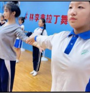 视频:穿校服跳拉丁舞的初中女孩,给人一种耳目一新的感觉!