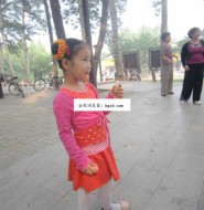 胆子真大啊!小萝莉在人行道上直接劈叉!【13P】