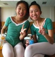 实拍生活中和穿上舞蹈白裤袜的小萝莉!你更喜欢哪个?【27P】