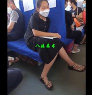 视频:网友高清拍摄高铁上穿凉鞋的小女孩!
