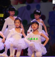 高清拍摄舞台上的小萝莉白裤袜!还是最初的那个感觉!【8P】