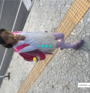 高清拍摄大街上吃苹果的白裤袜萝莉!【127P】