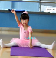 一群小不点穿白裤袜表演动人的舞蹈动作,老夫看着也年轻了十岁!【34P】