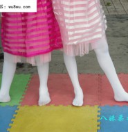 出售套图:打响2024第一炮,户外高清拍摄脏白裤连袜小萝莉!【67P】