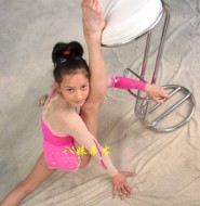 纤瘦的萝莉妹子练起柔术动作来,居然尽显妩媚之气?【110P】