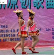 来点新鲜的,小红鞋,民族服!萝里萝气让人无法自拔!【11P】