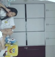 出售视频:拥有黄金比例的小萝莉,在家玩自拍?这是神的赠予啊!【4V】