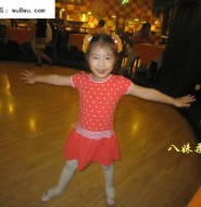 穿着白裤袜的小萝莉在饭桌上玩起了劈叉,这就是传说中的秀色可餐?【7P】