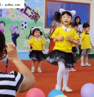 小不点的高光时刻,无忧无虑配上白裤连袜那犹如春风拂面!【8P】