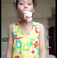 视频:小萝莉在家闲的无聊,玩嘴巴塞毛巾还是。。。