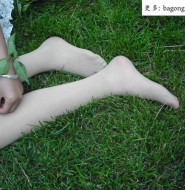 出售套图:高清拍摄草地上的连裤肉袜,这是神的礼物?【65P】