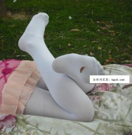 出售套图:高清拍摄户外短发白裤连袜的Loli妹妹!原汁原味才是真谛啊!【90P】