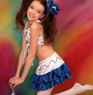 出售套图:高清拍摄欧美萝莉妹子的白裤连袜,关键是还很活泼!【80P】