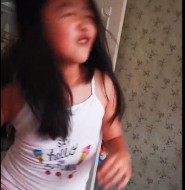 视频:好活泼的小女孩,就像隔壁邻家小妹妹!