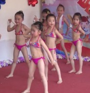 视频:小小萝莉穿比基尼跳洗澡歌!果然经典之作!