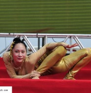 美少女穿紧身衣,在舞台表演惊艳的杂技!【7P】