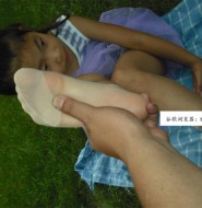 出售套图:高清拍摄草地上穿短肉丝的小萝莉!【63P】