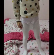 视频:妈妈把小仙女萝莉从睡梦中拉起穿白裤连袜,然后又脱掉?哈哈!